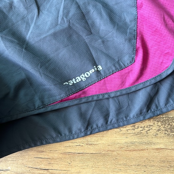 Patagonia Strider Shorts Grey/Deep Fuschia M - Picture 3 of 5